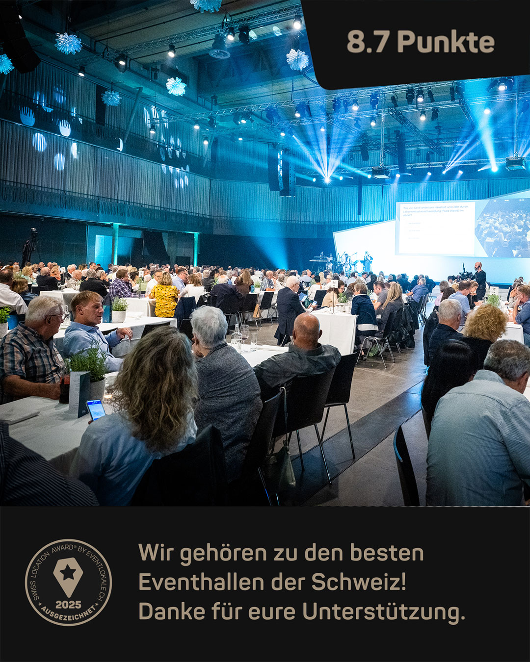 Eine grosse Anzahl an Personen sitzen an grossen Bänken im festlichen Gewand in der Umwelt Arena in Spreitenbach